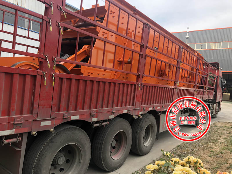 客戶訂購(gòu)的車(chē)載移動(dòng)破碎站發(fā)貨